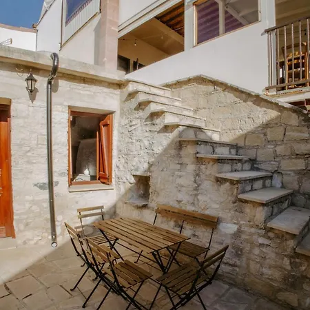 Rustic Elegance In Apartman *