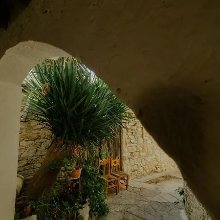 Rustic Elegance In Apartamento Omodos